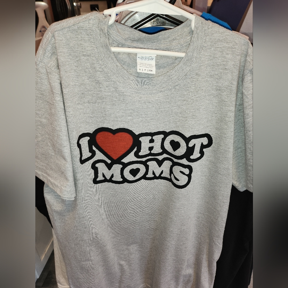 I Love hot moms t shirt